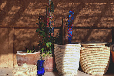 Only natural materials. Adobe walls, wicker baskets, decorative sensor cases made of wood and bamboo